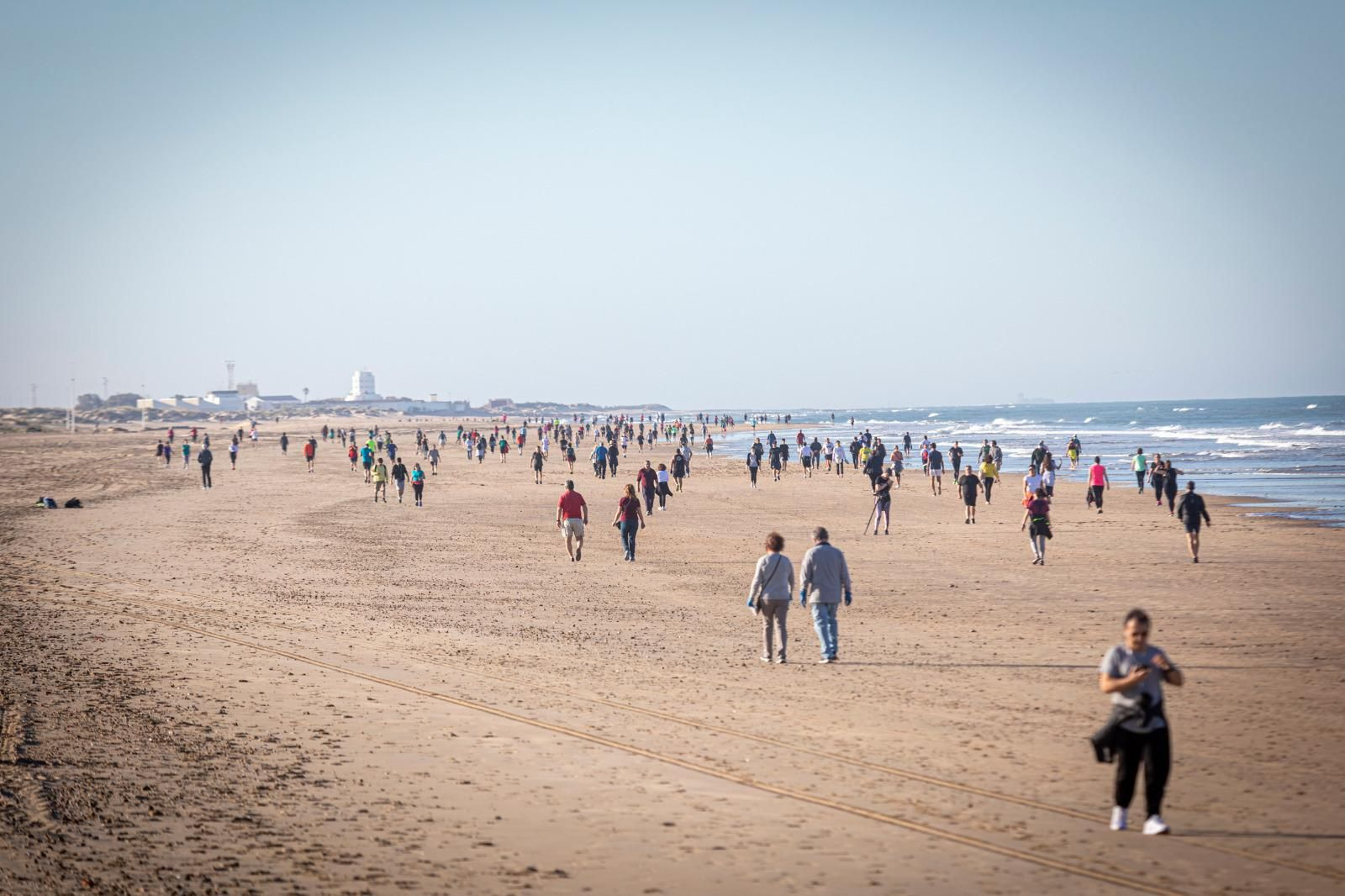 Lla playa de Cortadura tras permitirse los paseos en la desescalada.