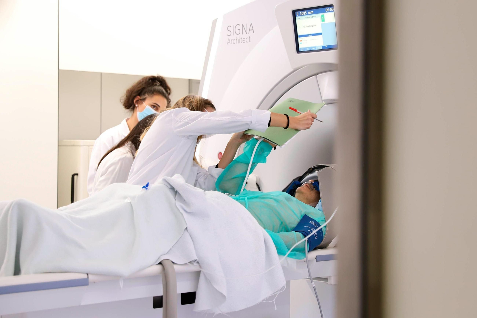 Una paciente se somete a una resonancia en un estudio sobre el Parkinson.