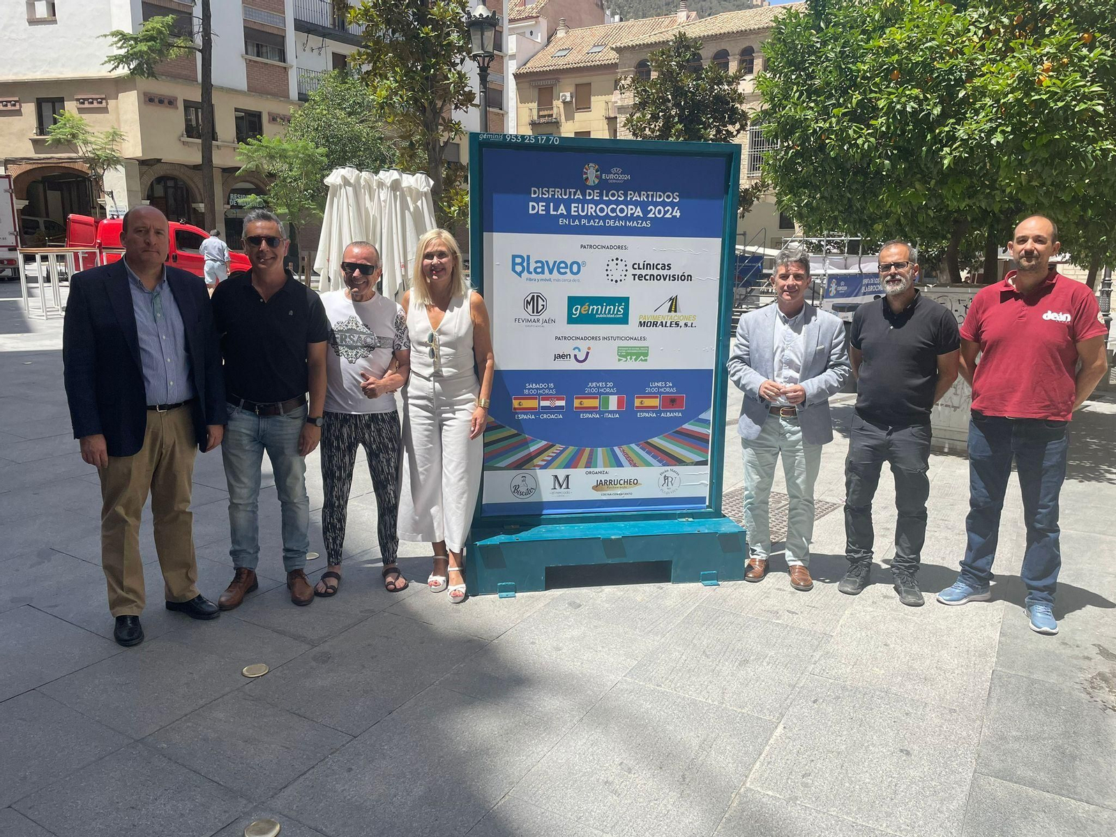 Los ediles de Deportes y Cultura, José María Álvarez y María Espejo, junto a los hosteleros de la iniciativa. Los ediles de Deportes y Cultura, José María Álvarez y María Espejo, junto a los hosteleros de la iniciativa.