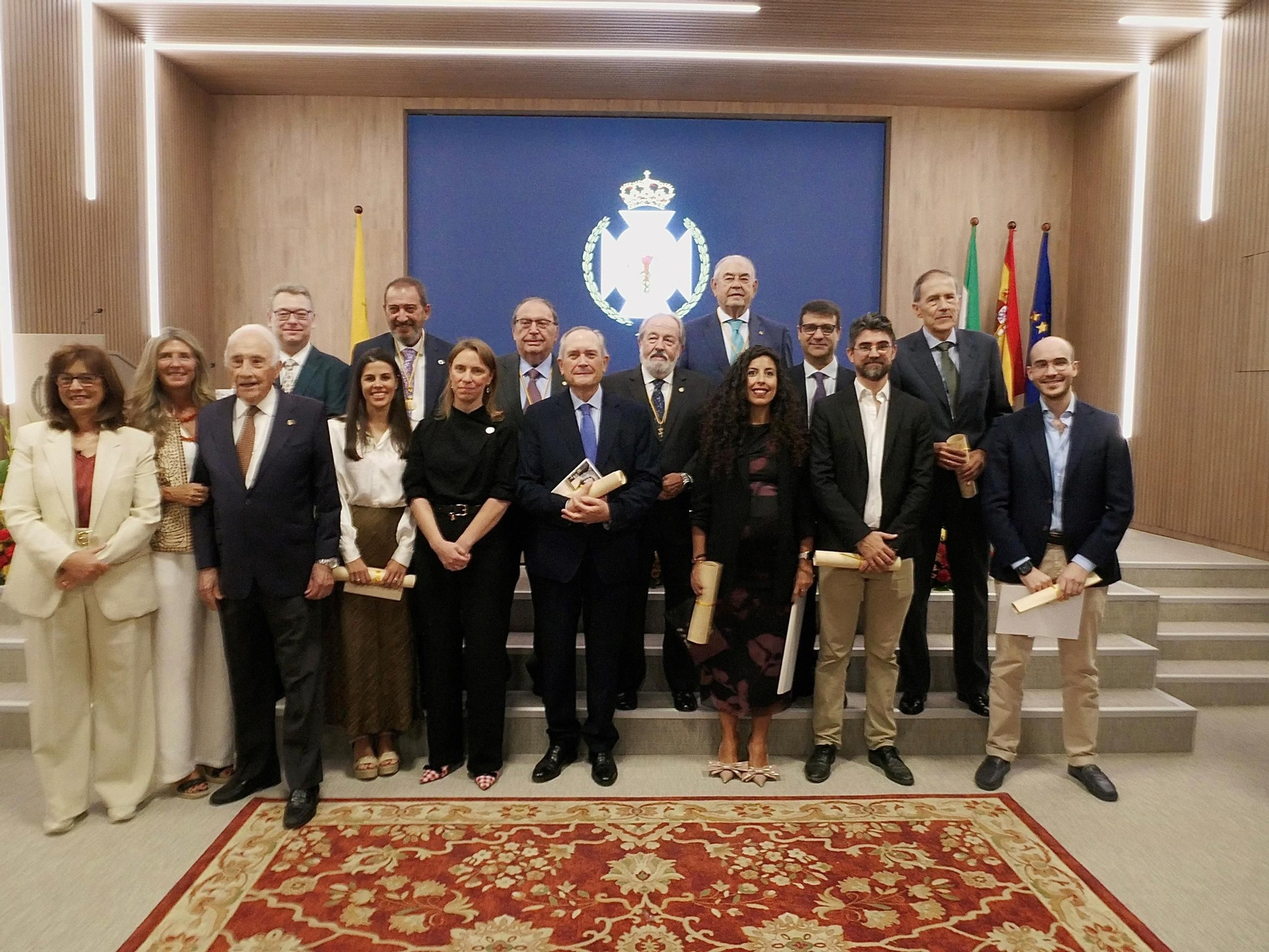 Foto de familia de las autoridades y premiados.