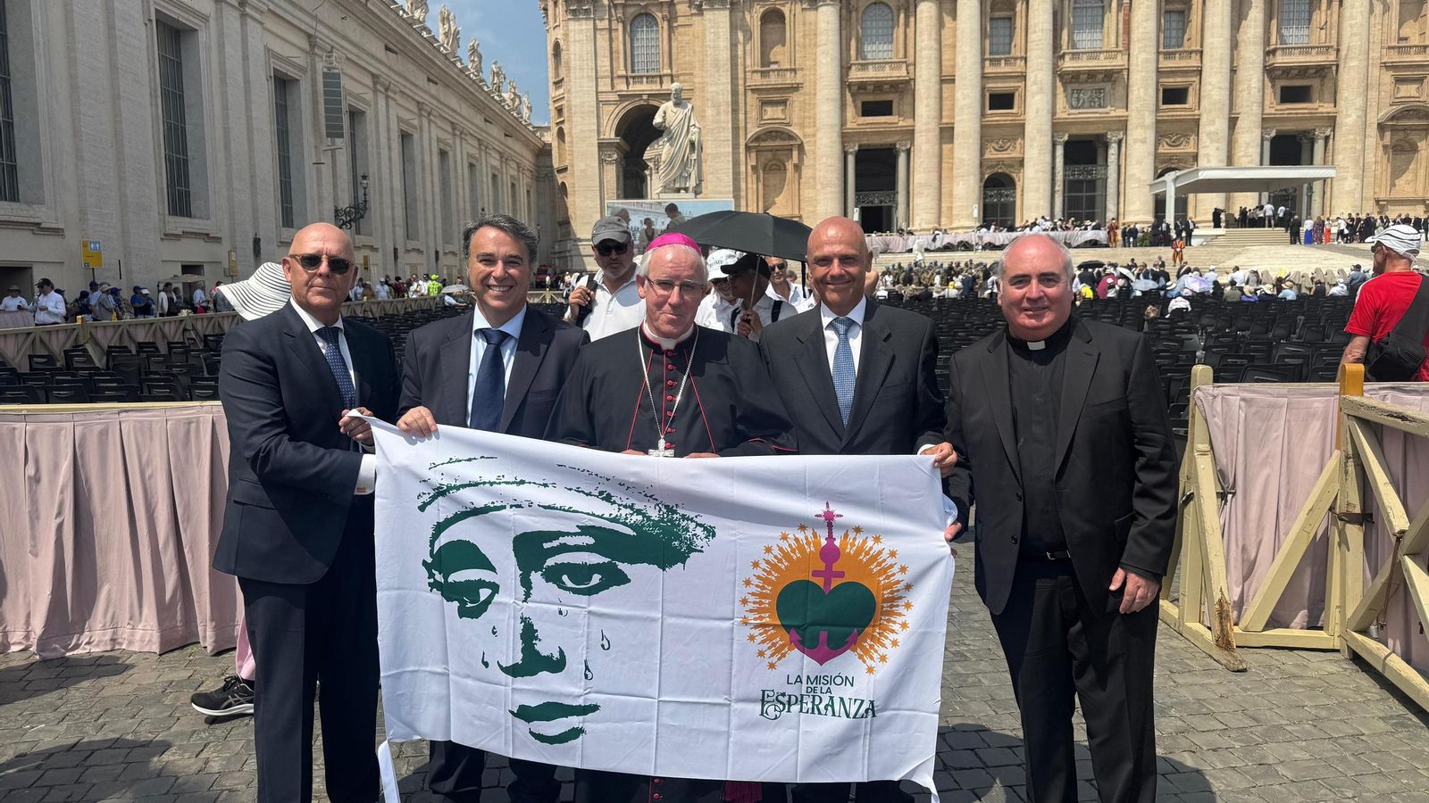 Representantes de la hermandad y eclesiásticos en su visita al Vaticano Representantes de la hermandad y eclesiásticos en su visita al Vaticano