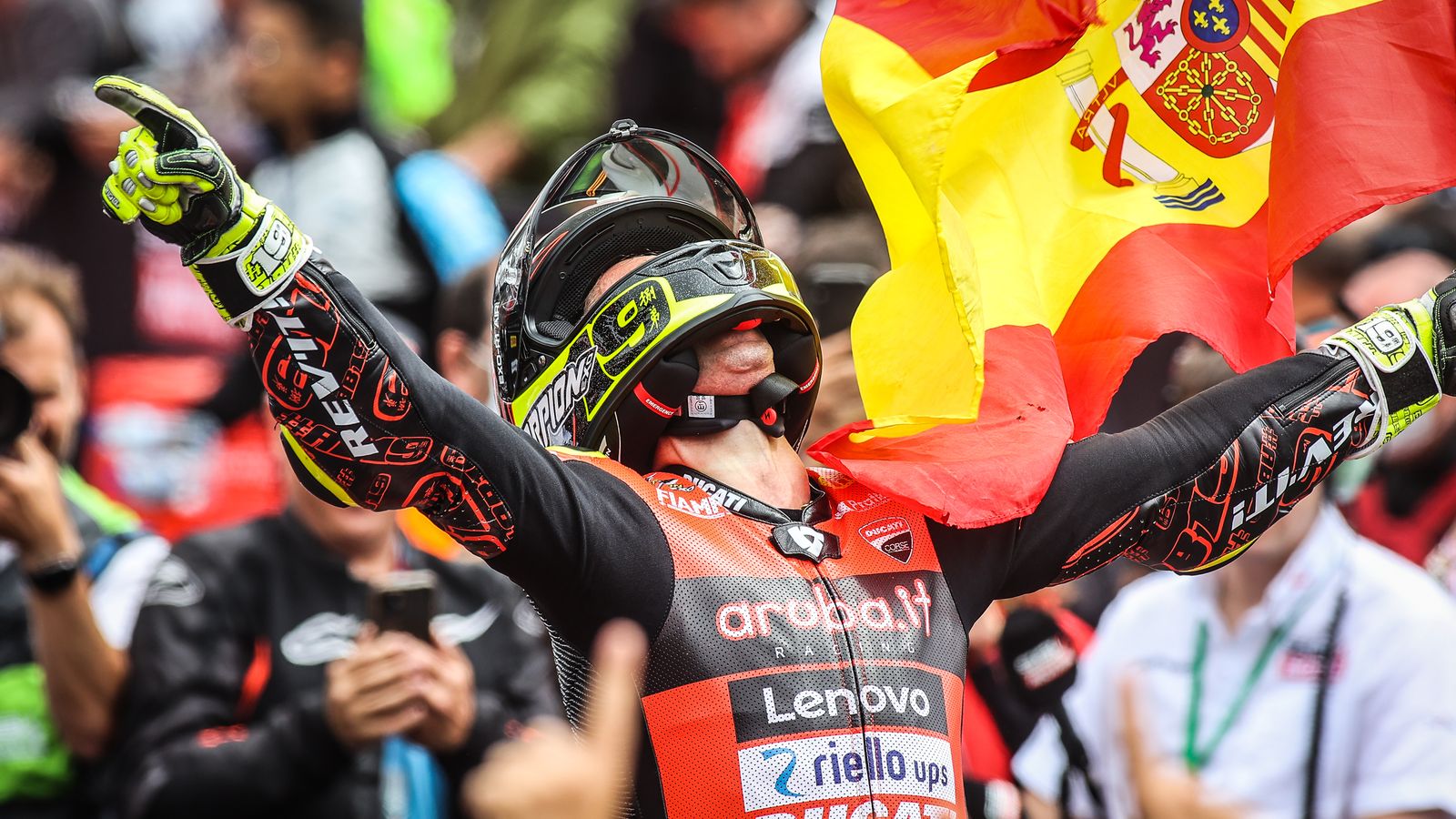 Bautista ondea la bandera de España tras ganar la Carrera 1 en Estoril.