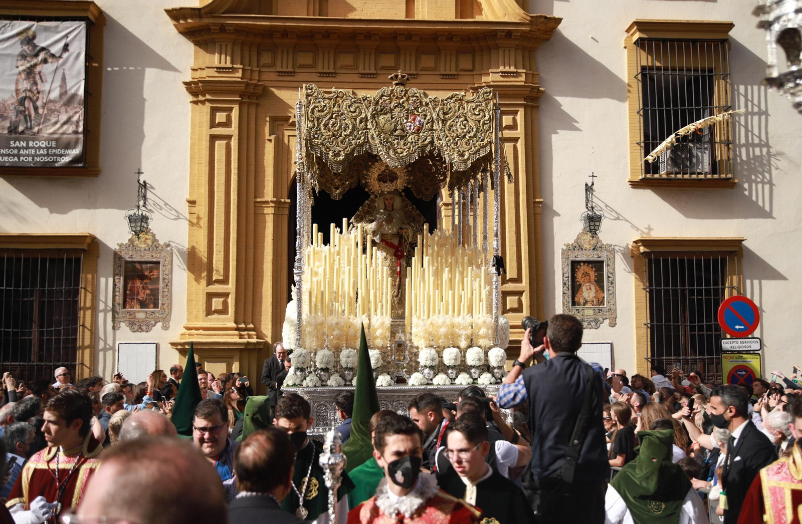 La Virgen de Gracia y Esperanza de San Roque saliendo de su parroquia