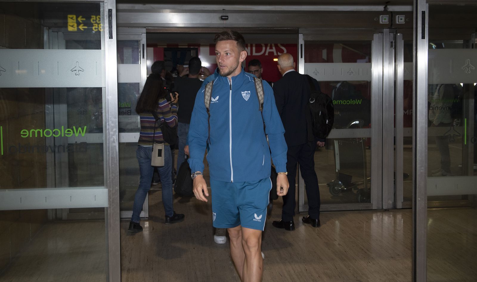La salida del Sevilla hacia Mánchester, en imágenes