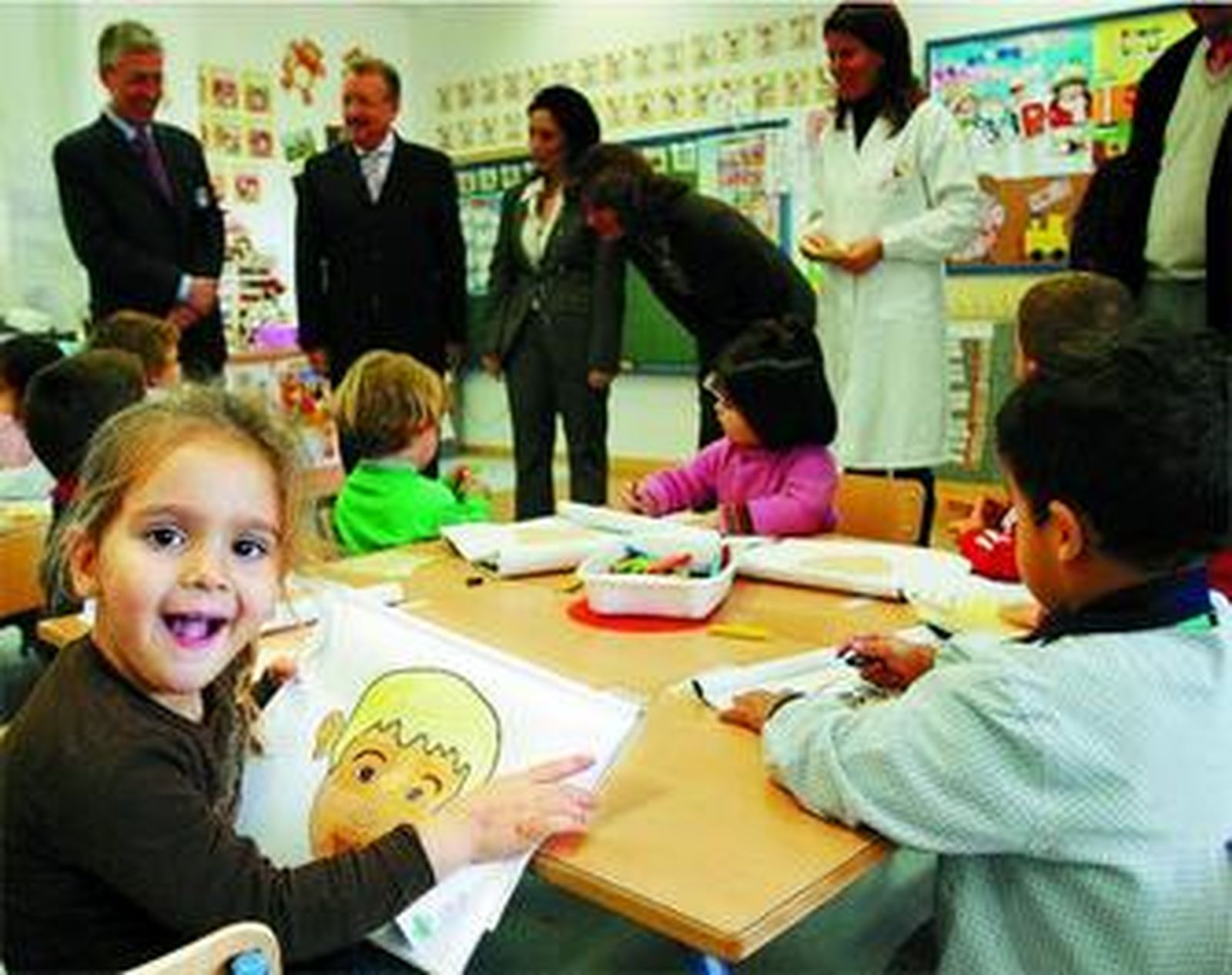 Sebastián Cano y José Nieto, al fondo, durante la inauguración del nuevo colegio de Teatinos.
