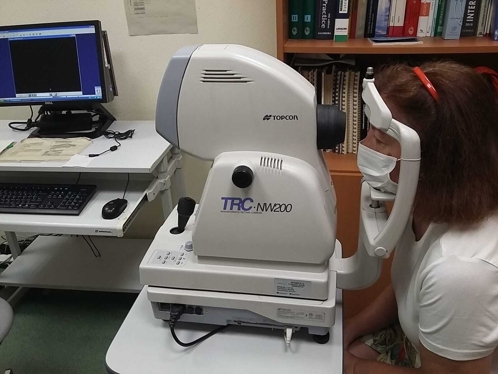 Paciente realizando la prueba en el retinógrafo.