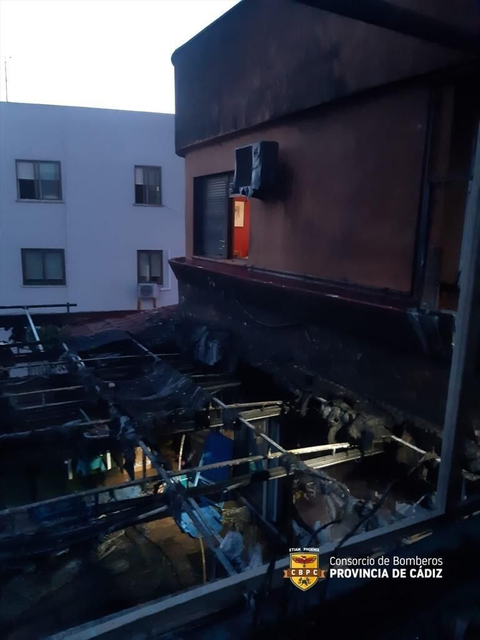 El estado en el que quedó la terraza de la vivienda.