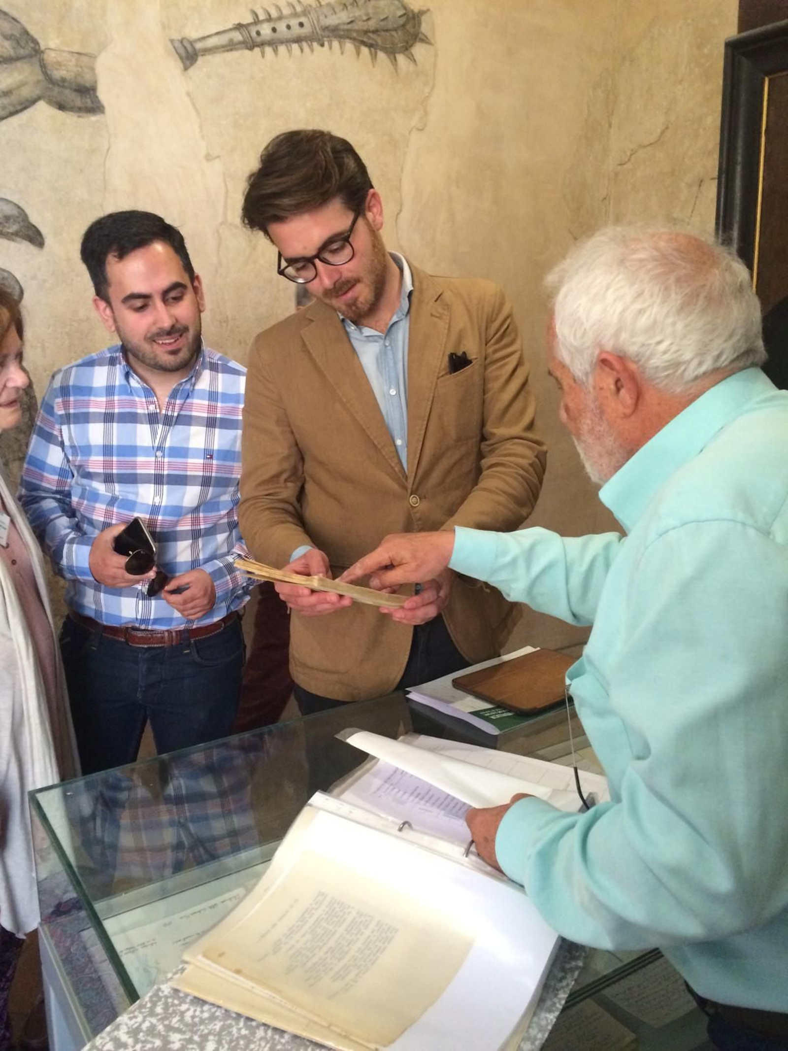 Se muestran publicaciones y documentos inéditos del artista alpujarreño.