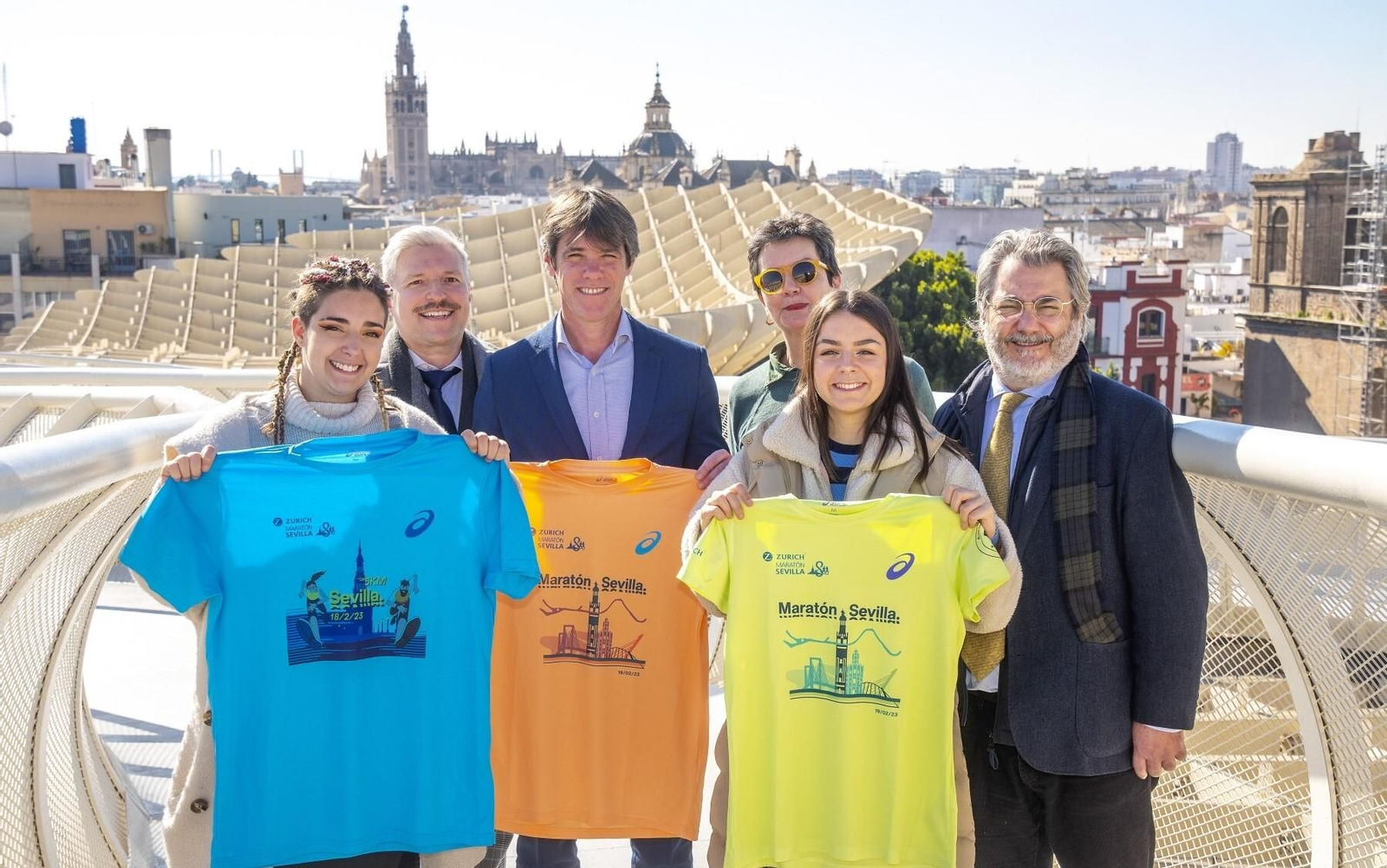 Una imagen de la presentación de las camisetas oficiales del Zurich Maratón de Sevilla con las autoras de los diseños.