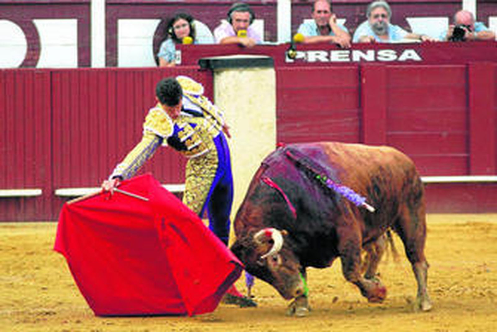 Daniel Luque toreando de muleta con la mano derecha.