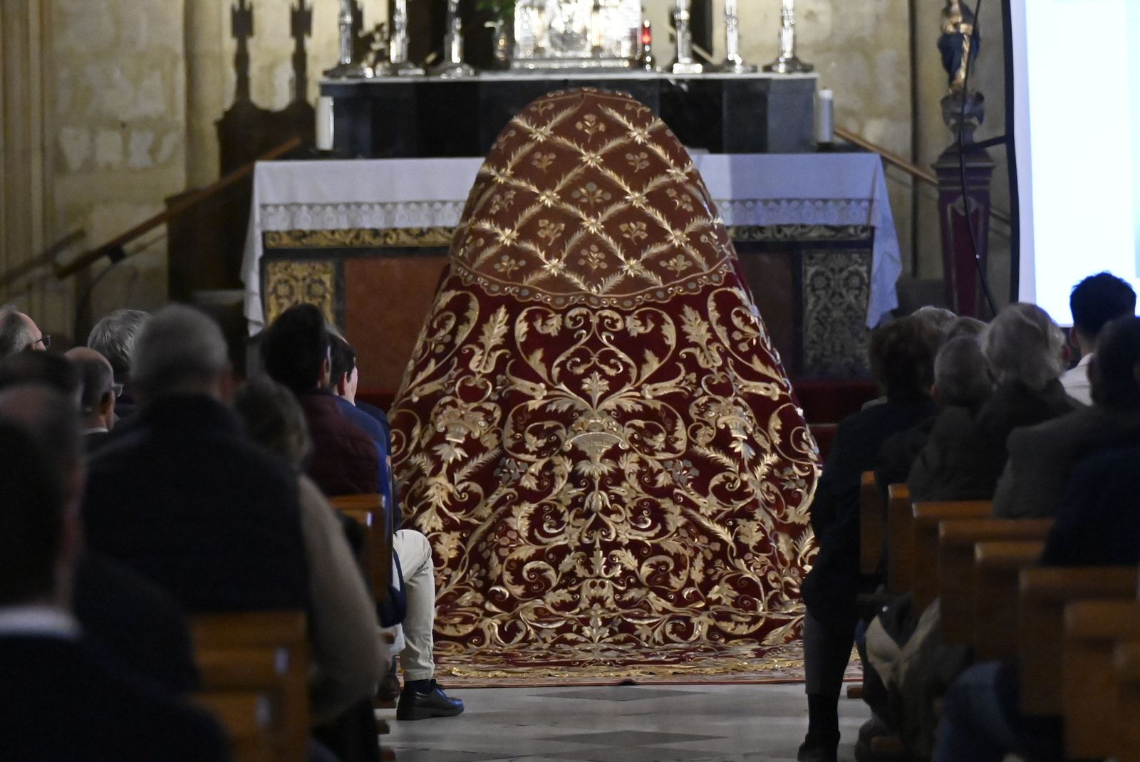 Las fotos de la presentación del manto de la Reina de los Mártires de Córdoba tras su restauración