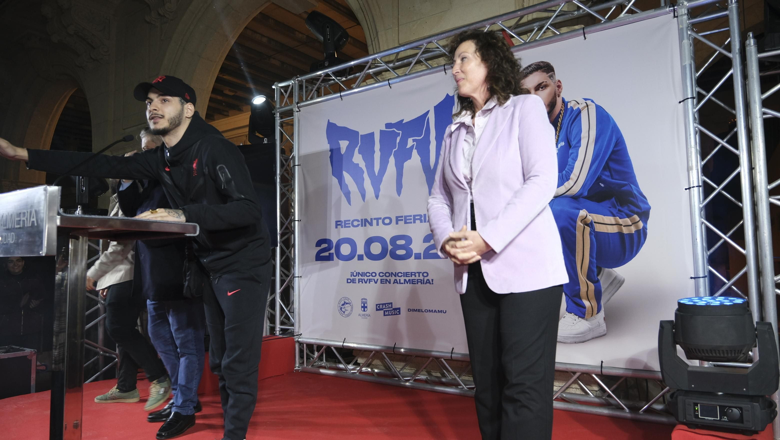 El artista RVFV acompañado de la alcaldesa de la ciudad, María del Mar Vázquez en la Plaza Vieja.