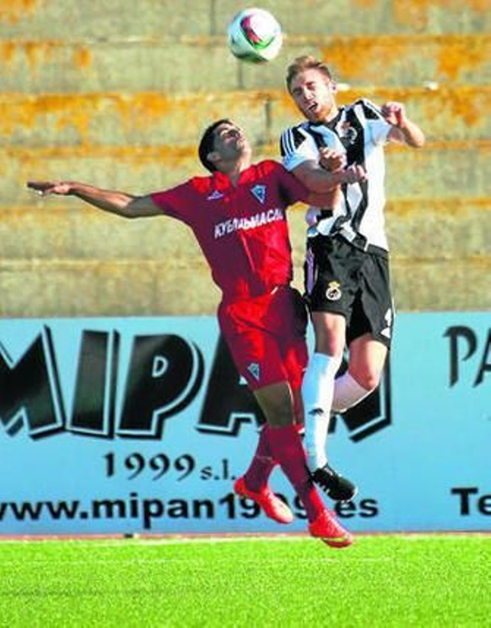 Joe se adelanta a un adversario durante el partido de ayer.