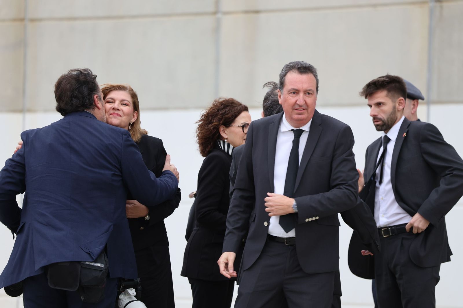 Fotografías de la llegada de Juanma Moreno, Feijóo y todas las autoridades al funeral por las víctimas de Adamuz en Huelva