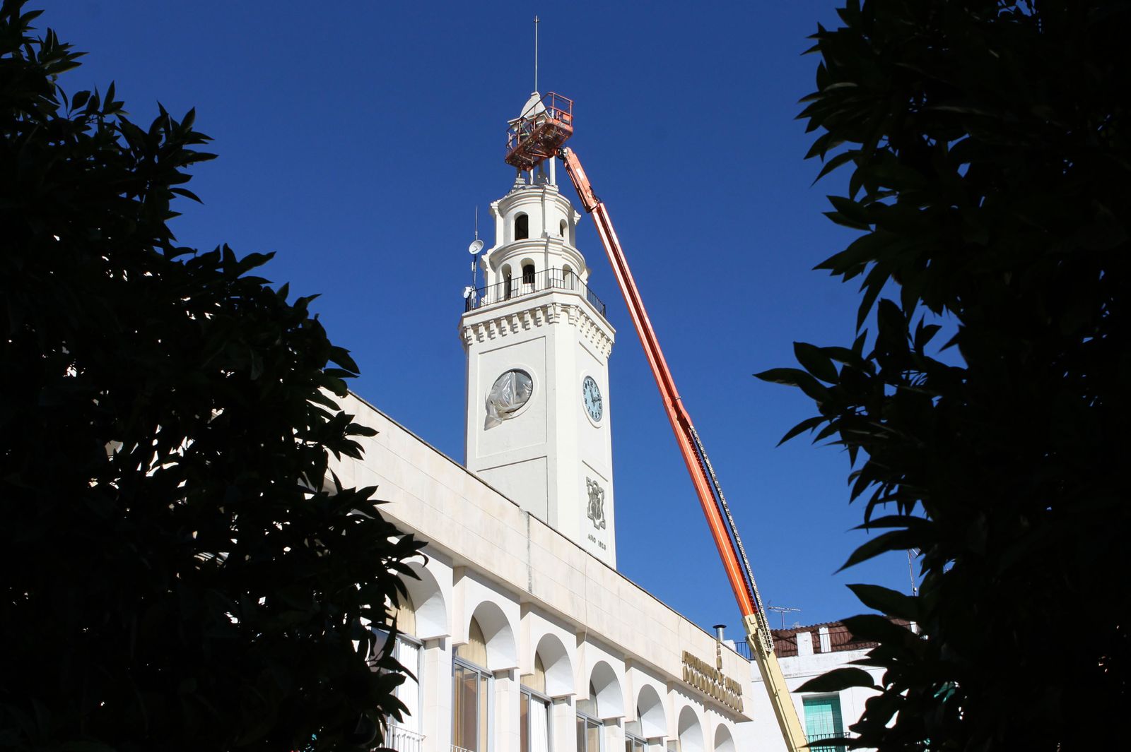 Arreglo del reloj del Ayuntamiento de Lucena.
