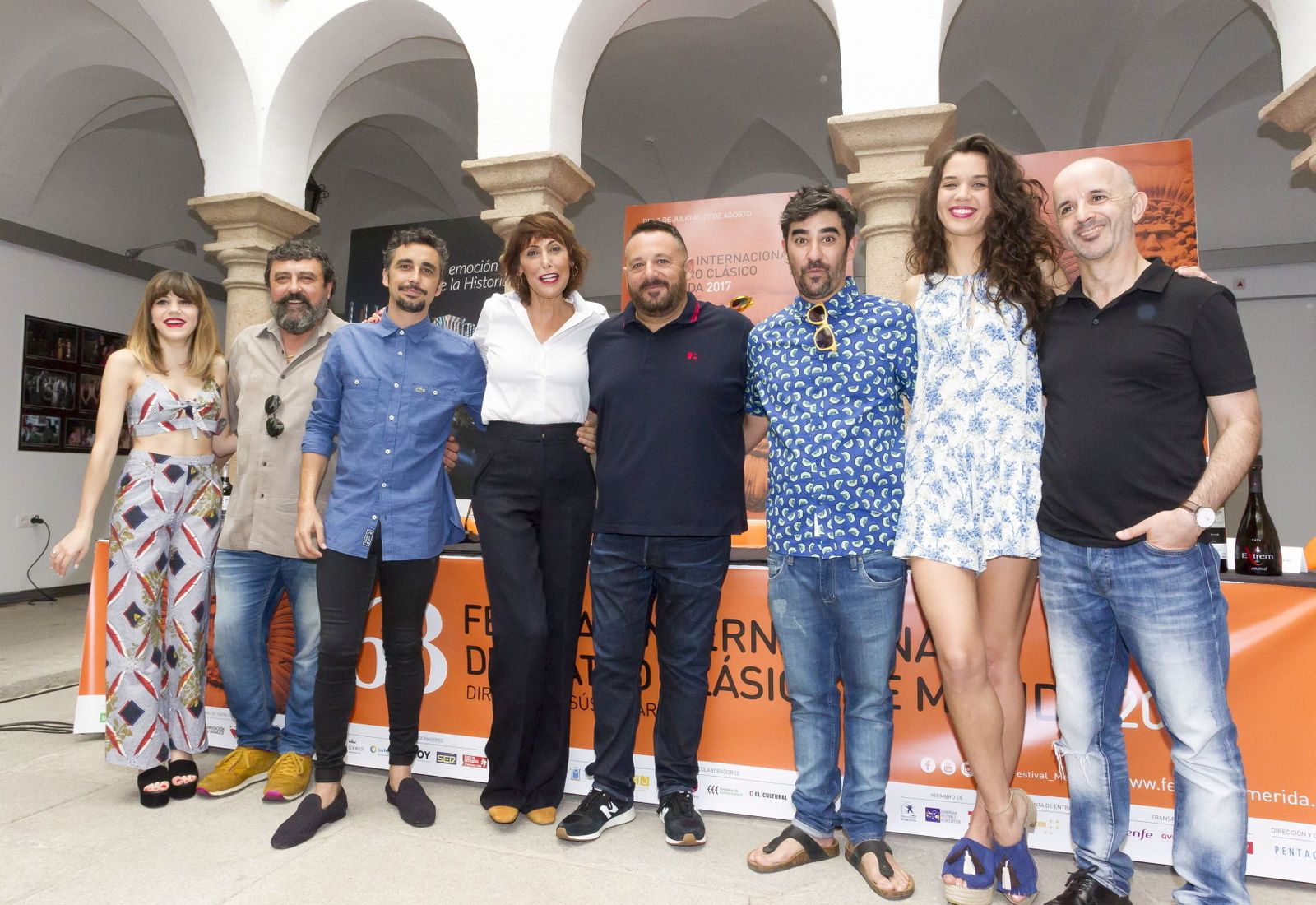 Los actores protagonistas de 'La comedia de las mentiras', con María Barranco y Pepón Nieto en el centro.
