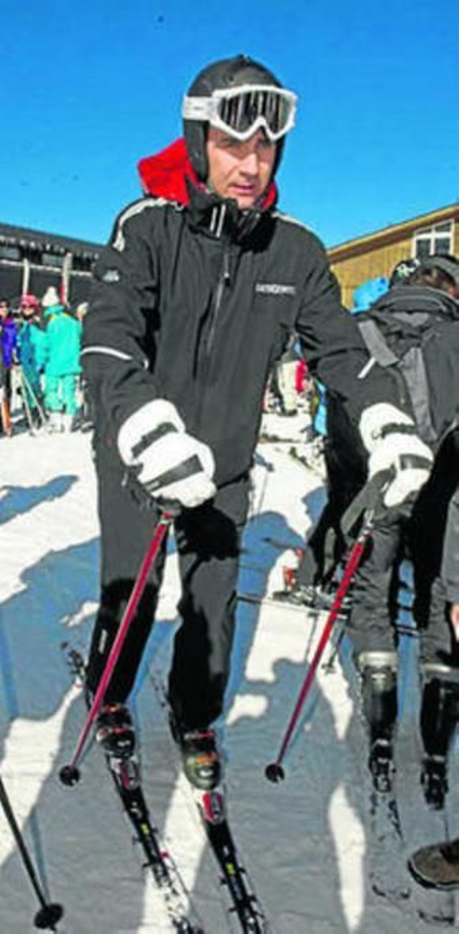 1. Histórica imagen de Juana la Loca en la macabra aventura que protagonizó para trasladar el cadáver de su esposo hasta Granada. 2. El nuevo rey, Felipe VI, en una visita de hace unos años a Sierra Nevada para practicar el esquí.  3. Los féretros de Felipe el Hermoso y Juana la Loca que pueden visitarse en la Capilla Real de Granada. 4 y 5. Felipe I y su nieto Felipe II.