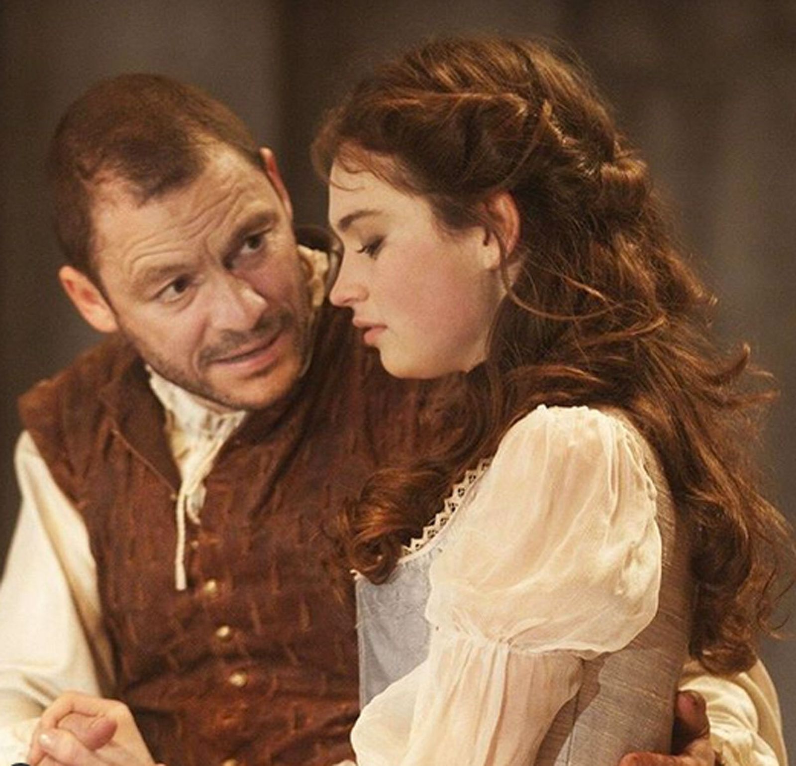 Dominic West y Lily James, en la obra 'Othello'.