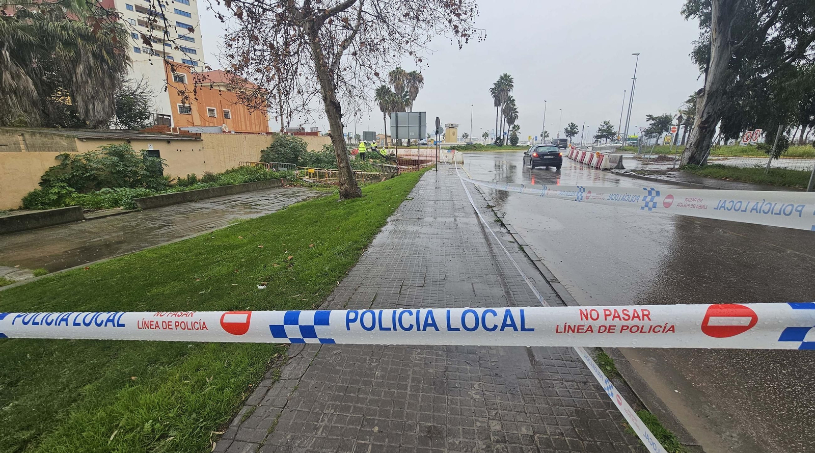 La rotonda del Varadero de Algeciras tras el hundimiento de una plancha de cubría el arroyo del Saladillo, en imágenes