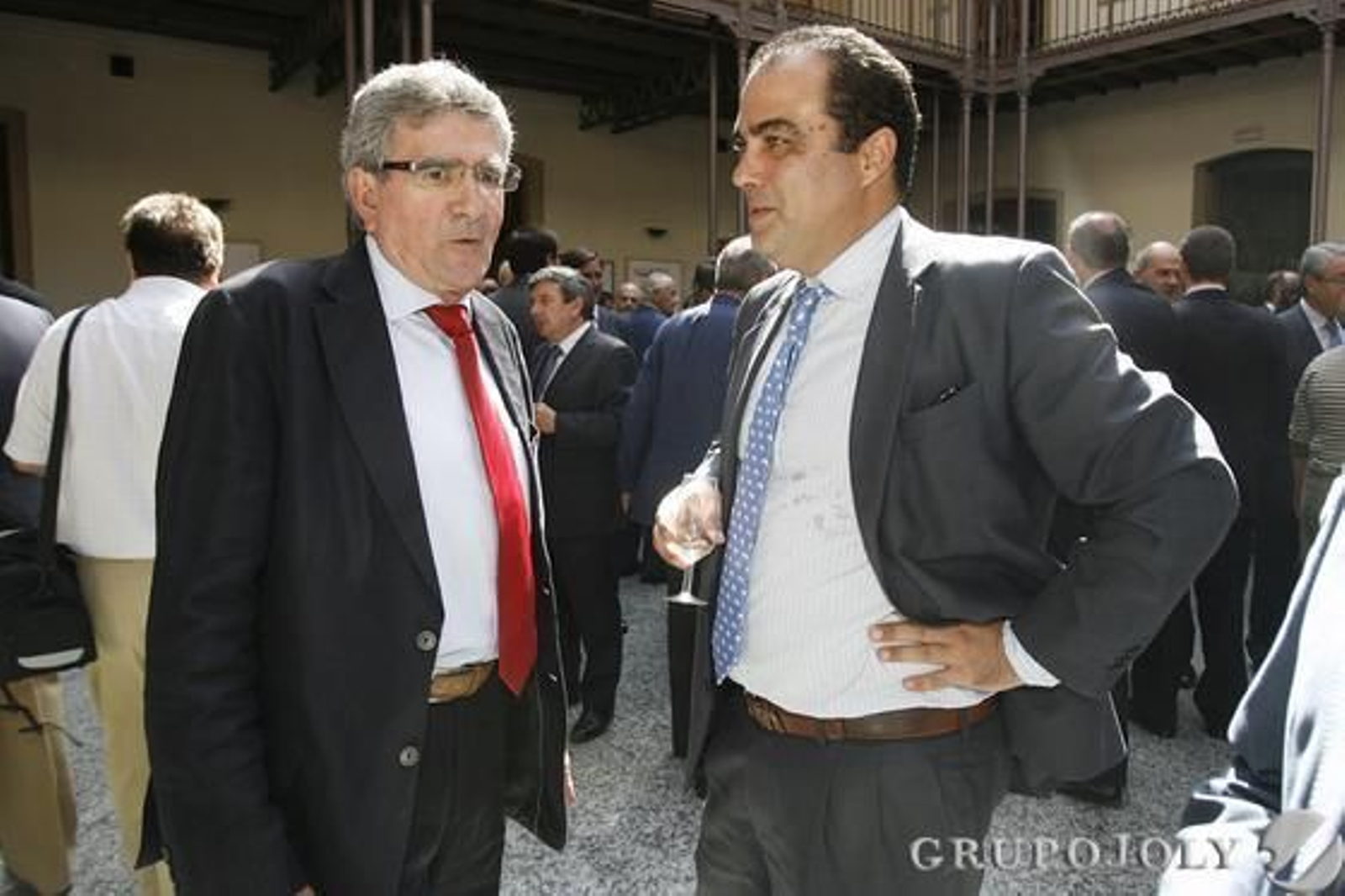 El parlamentario Luis Pizarro conversa con el director de Diario de Jerez, David Fernández.

Foto: Julio Gonzalez-Joaquin Pino-Jose Braza