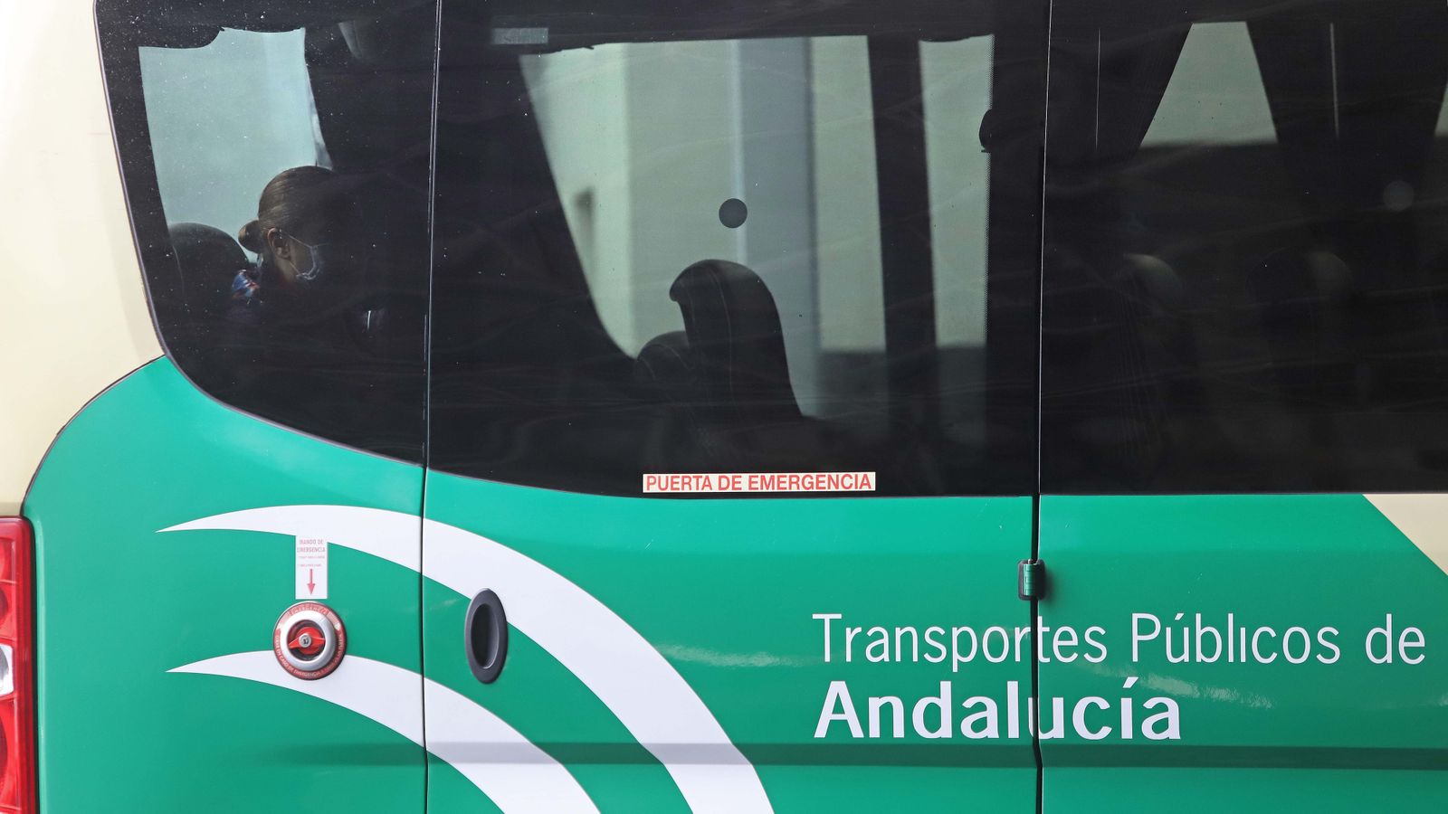 Reparto de mascarillas en las estaciones de autobús del Campo de Gibraltar