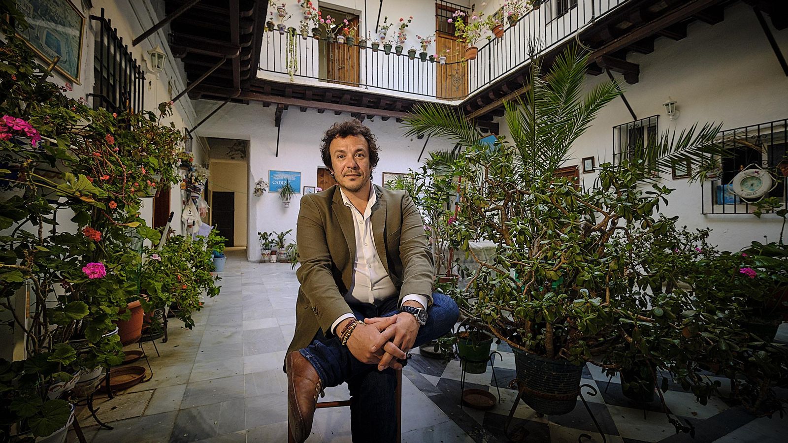 José María González Kichi, en un patio de su barrio, La Viña