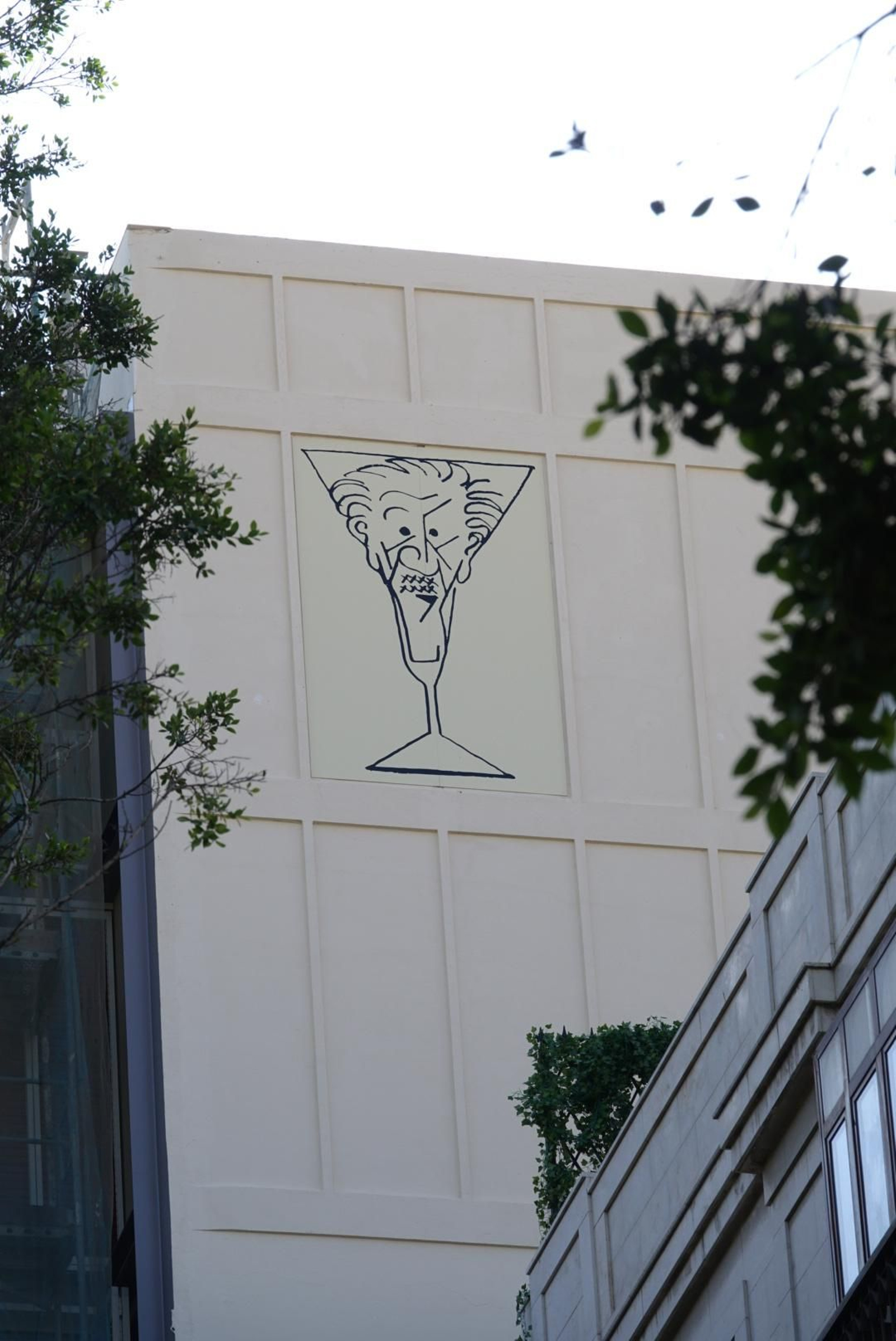 Manuel Alcántara, representado en el interior de un Dry Martini, en la caricatura de Salvador Moreno Peralta.