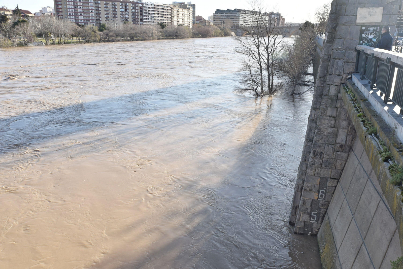 Imágenes de la crecida del río Ebro a su paso por Zaragoza