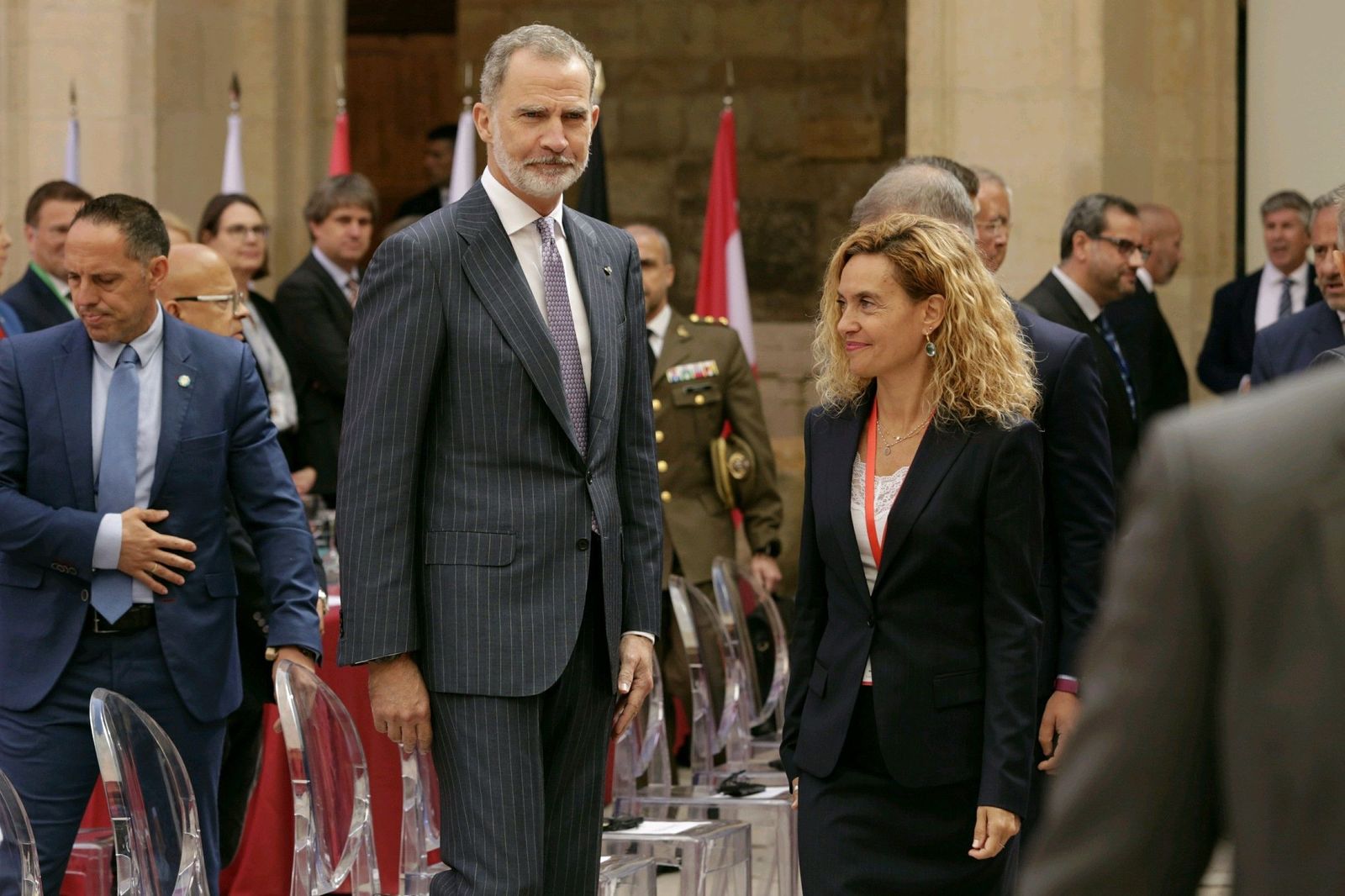 El rey Felipe VI junto a la presidenta del Congreso, Meritxell Batet.