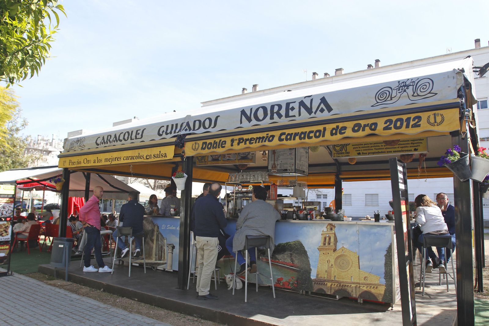 El puesto de caracoles de Noreña, en fotos