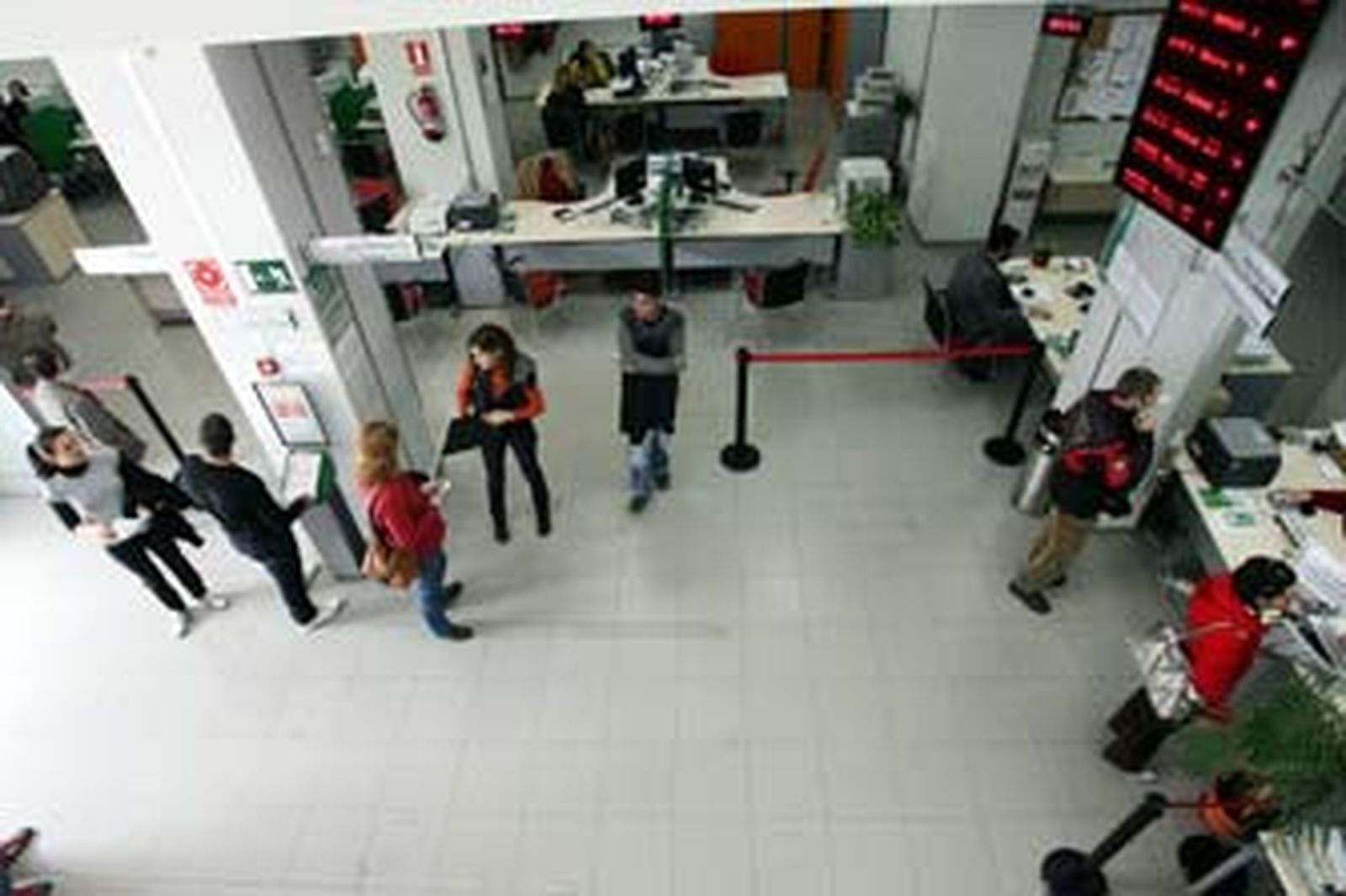 Personas sin trabajo en la cola de una oficina de empleo.