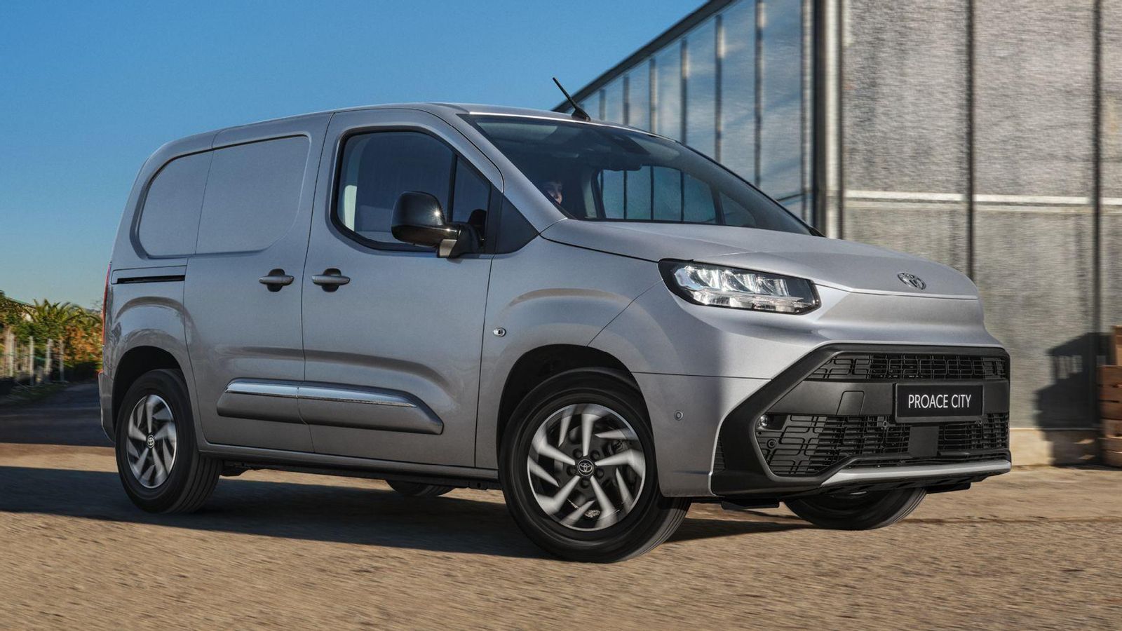 El modelo más económico de Toyota Professional es el Proace City, disponible en el caso del nuevo acabado y con motor Diesel desde poco más de 18.000 euros antes de aplicar el IVA.