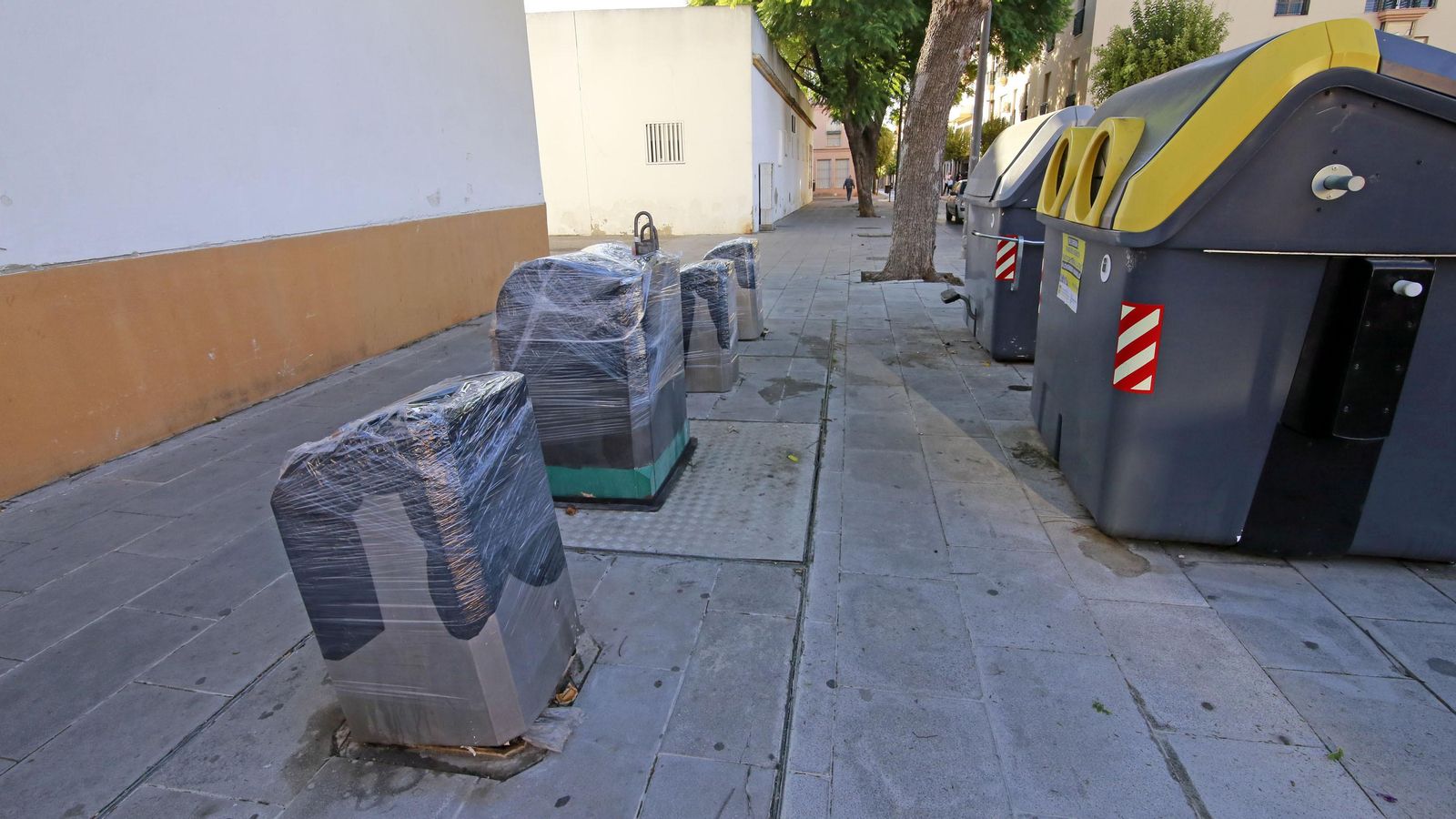 Otros contenedores inservibles en la calle Lealas.