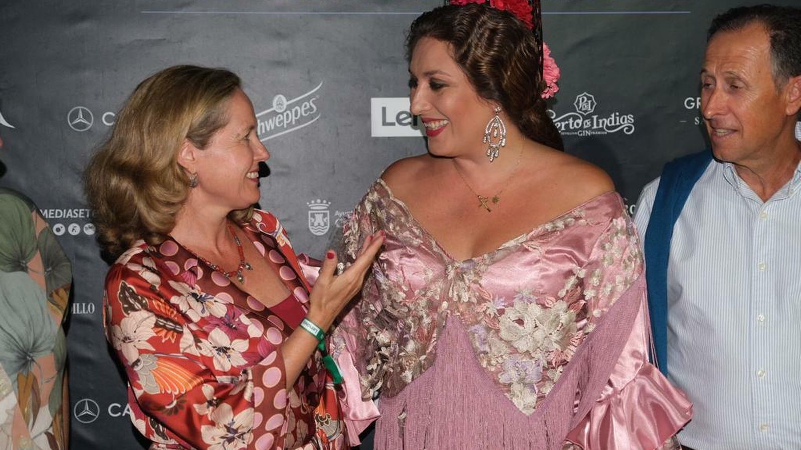 La ministra en funciones, Nadia Calviño, saludó a Morente antes del concierto.