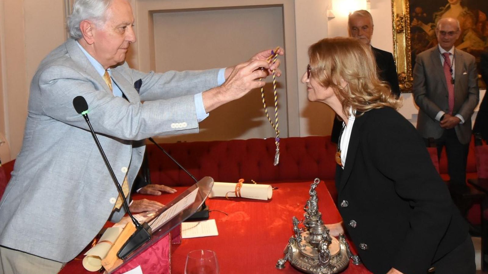 Momento en que Carlos Infante Alcón le impone la medalla académica a Pilar Pradilla Gordillo.