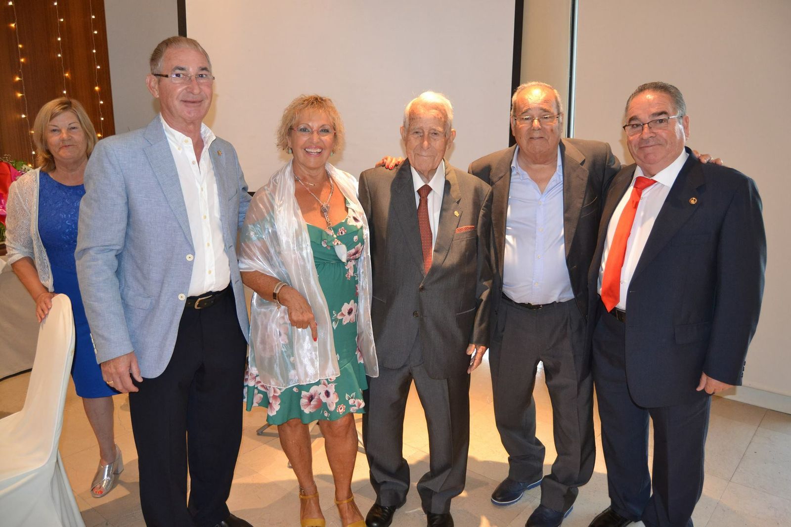 El empresario Miguel Cuevas, en el centro, durante un homenaje ofrecido por la asociación Mar del Sur en junio de 2018.
