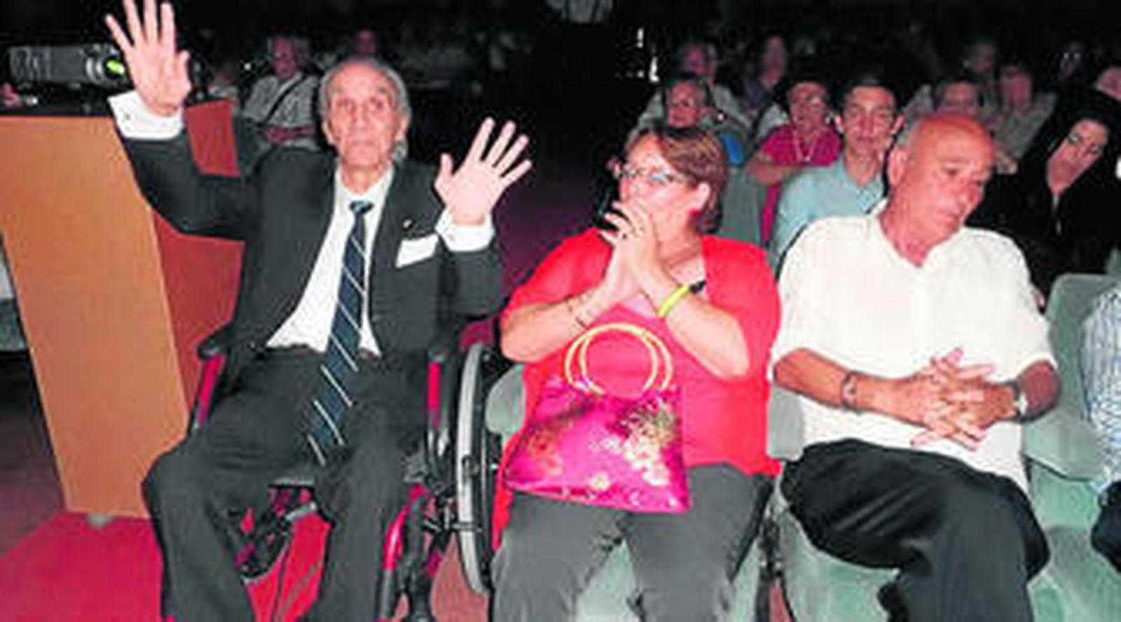 El homenajeada saluda durante el acto en el Centro Polivalente.