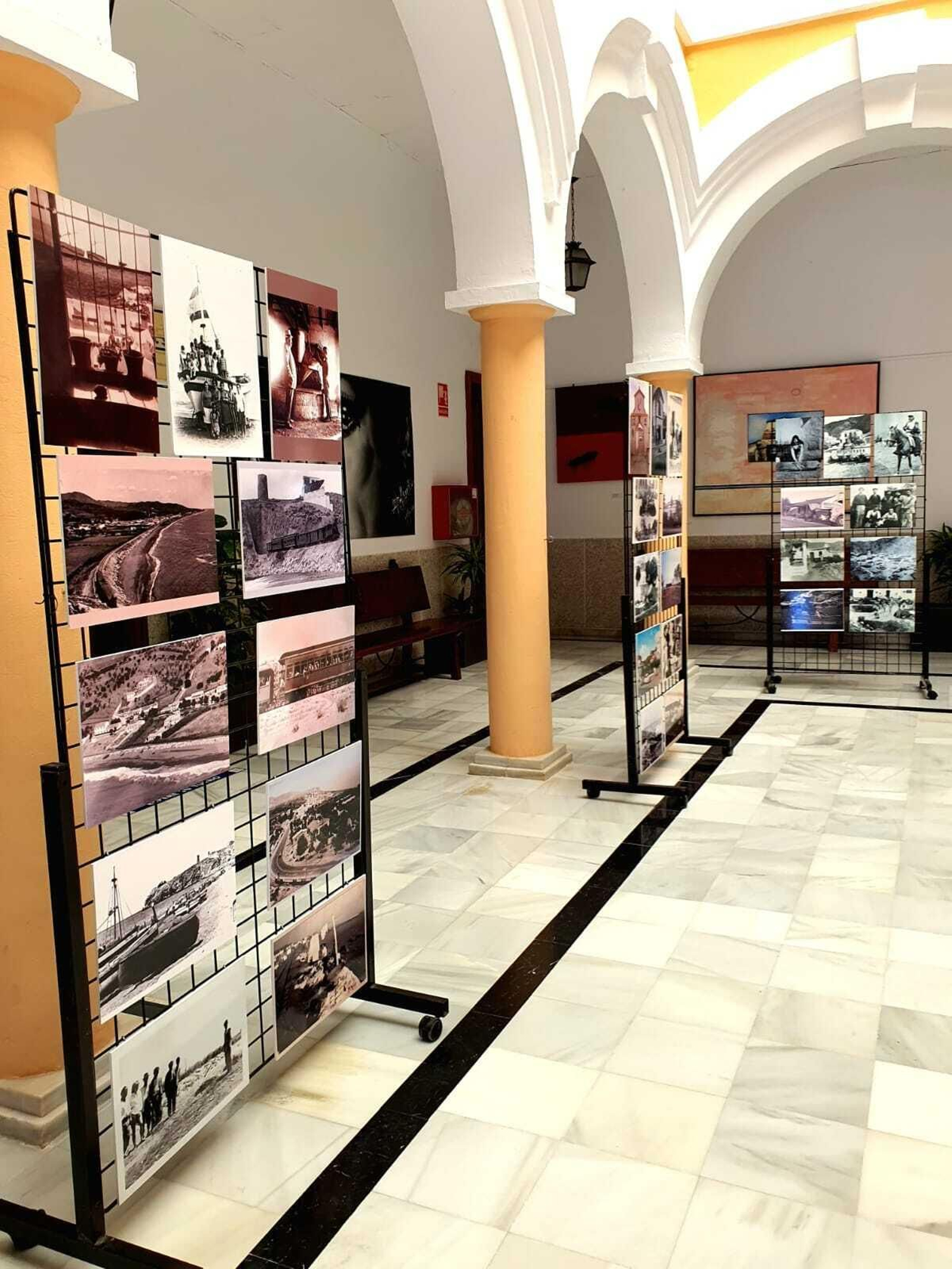 Exposición de la historia del municipio en el patio del Ayuntamiento