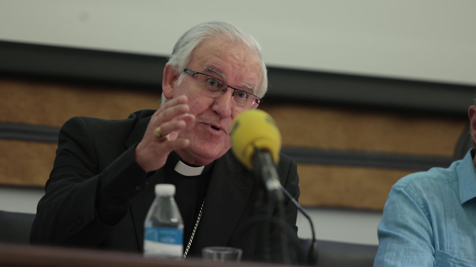 Monseñor Saiz Meneses, durante la rueda de prensa de este lunes.