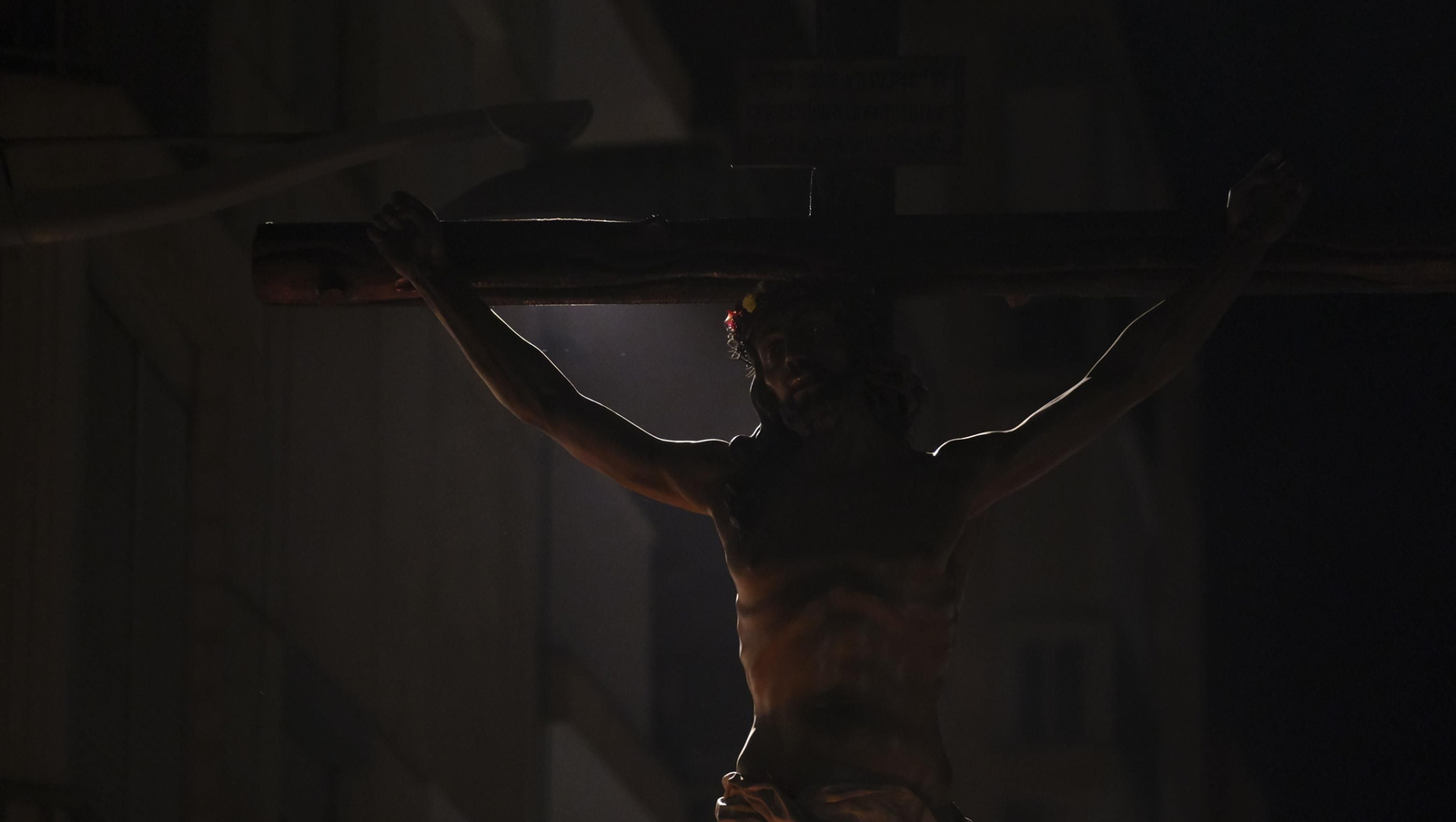 Las mejores imágenes de la Procesión del Perdón, en la noche del Martes Santo en Almería