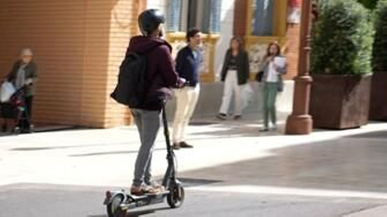 Un patinete circula por el centro de Huelva