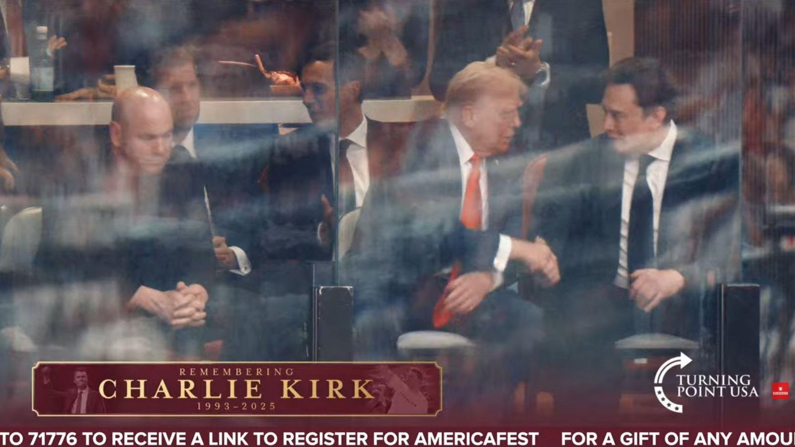Donald Trump y Elon Musk se dan la mano durante el homenaje a Charlie Kirk.