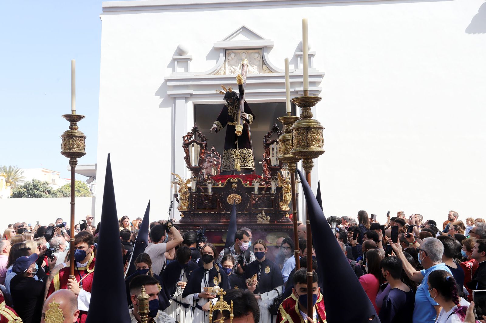 El cristo de la Redención saliendo de su templo.