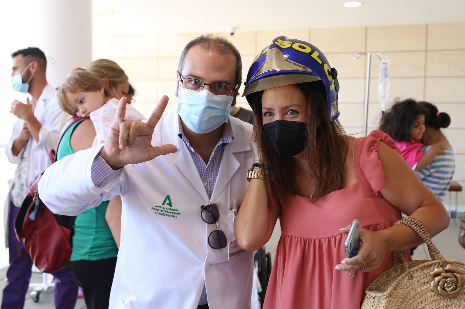 Fotogalería los bomberos de Almería regalan un cochecito eléctrico y camisetas a los niños hospitalizados de Torrecárdenas