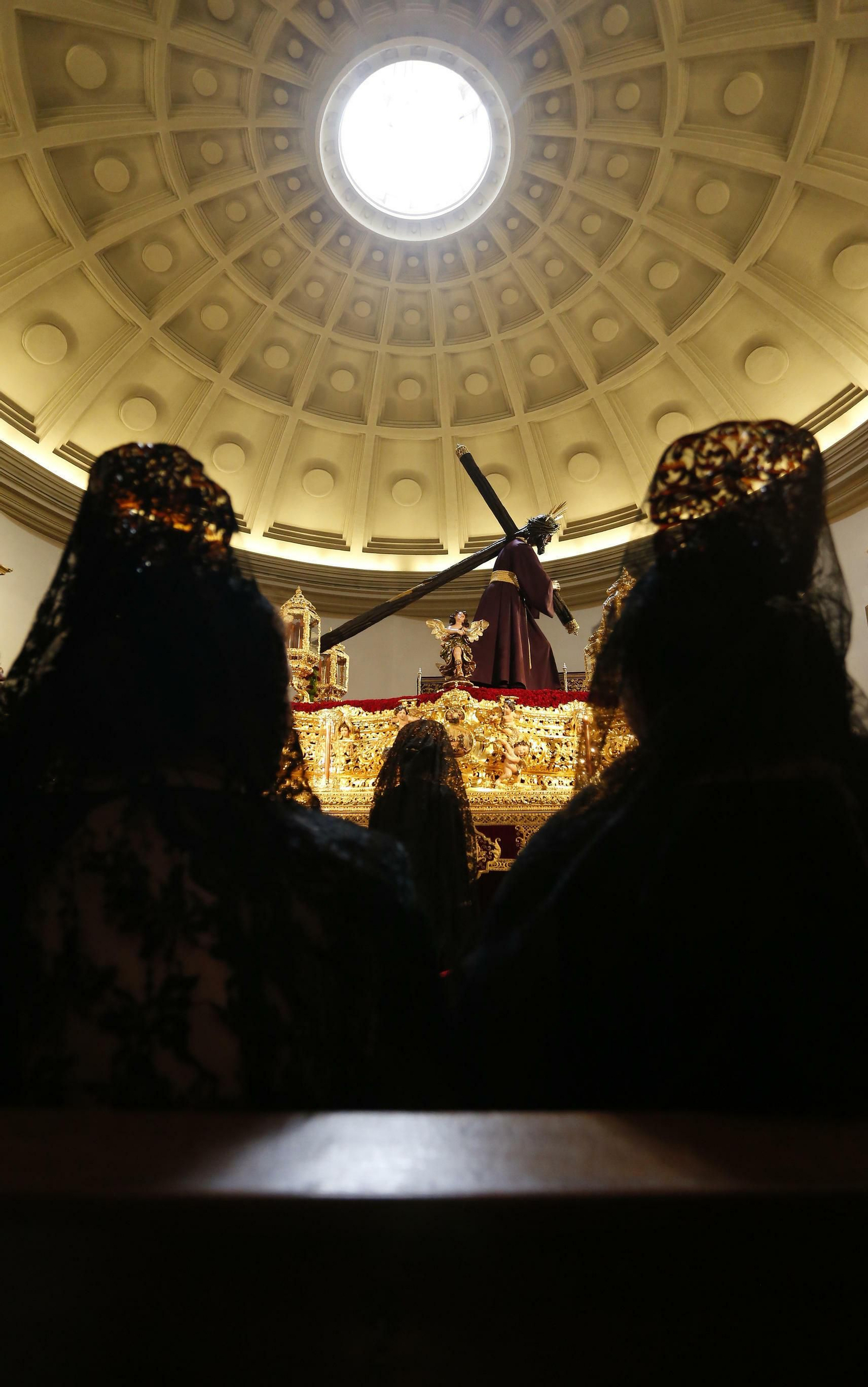 Colas en los templos a la espera de la Madrugá