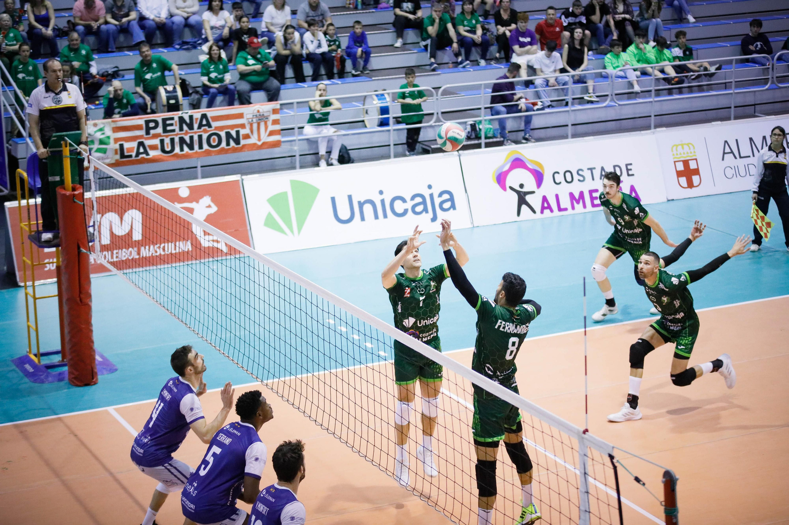 Imágenes del Unicaja Almería frente al conjunto valenciano de voleibol