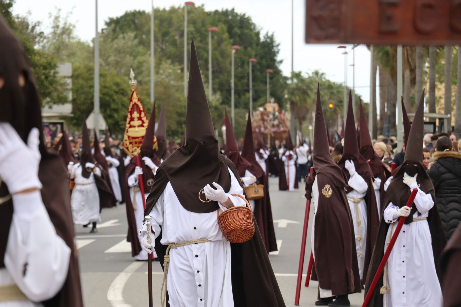 Las mejores imágenes del Martes Santo en Huelva: La Hermandad de La Sentencia