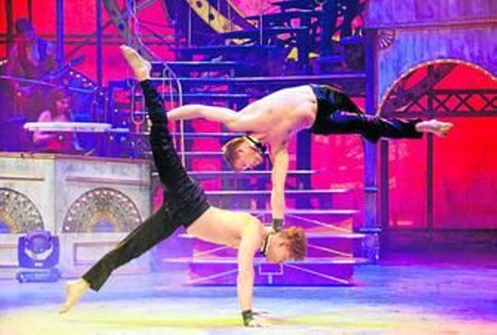 Otro número fascinante de equilibrismo, fuerza y potencia en 'The Hole 2'.