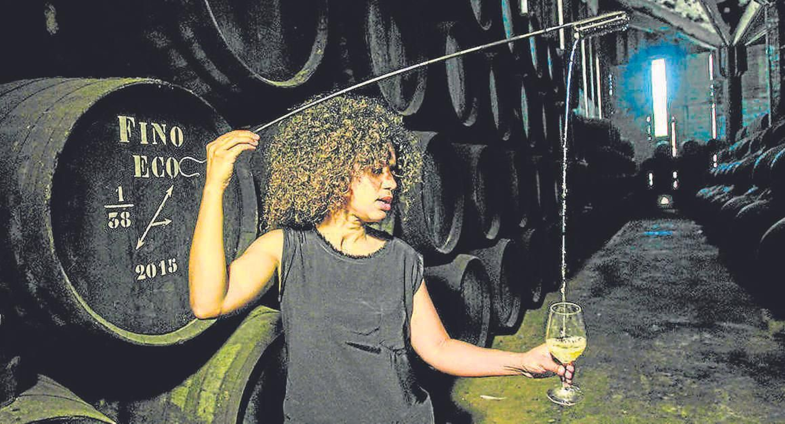 Paola Medina venencia el Fino Ecológico en rama Añada de 2015 extraído de la bota. A la derecha, la botella.