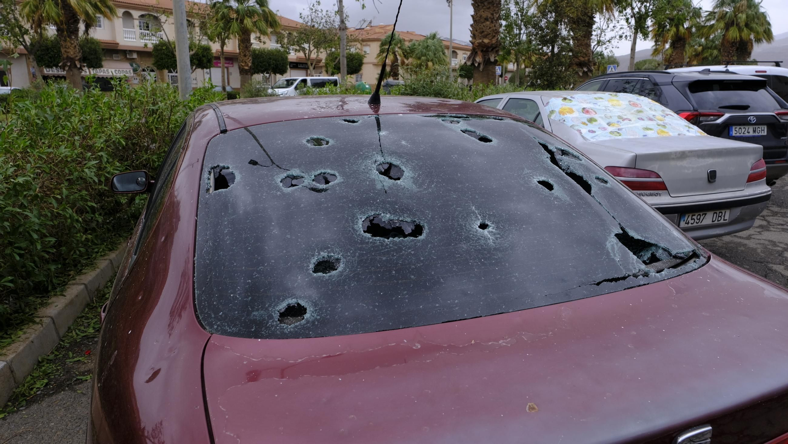 Un vehículo, afectado por el granizo tras la DANA que pasó por El Ejido.